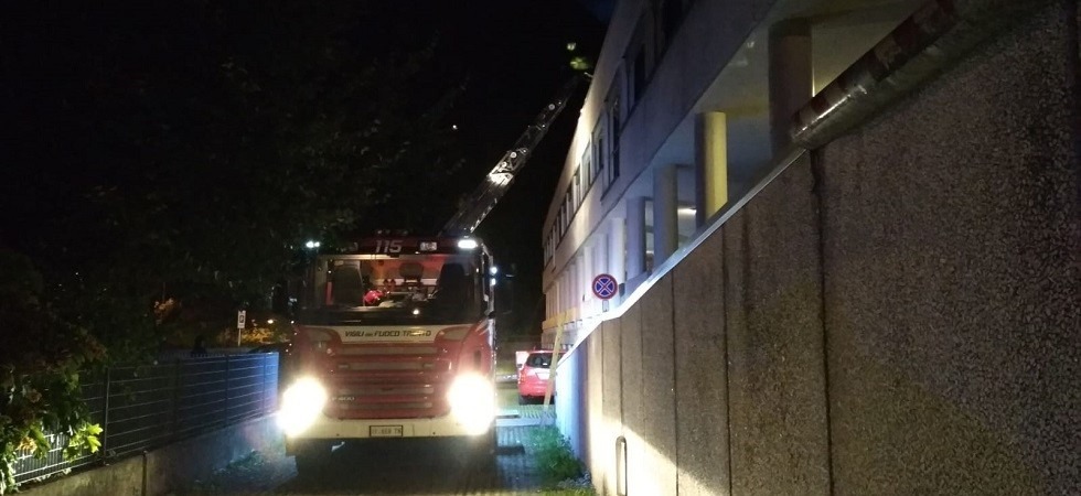 Principio d'incendio in un appartamento, paura nella notte